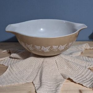 Vintage Sandalwood Pyrex Cinderella Bowl #444